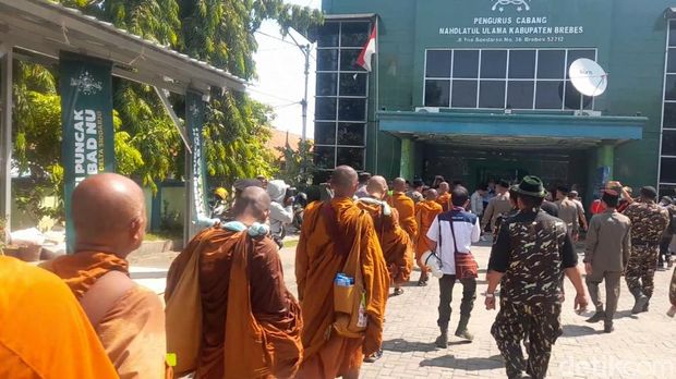 Biksu thudong menuju kantor Pengurus Cabang NU Brebes, Selasa (23/5/2023).