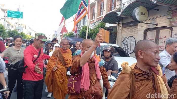 Biksu thudong sampai di Klenteng Tek Hay Kiong Kota Tegal, Selasa (23/5/2023).