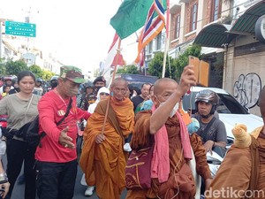 32 Biksu Thudong Bermalam di Klenteng Tek Hay Kiong Kota Tegal