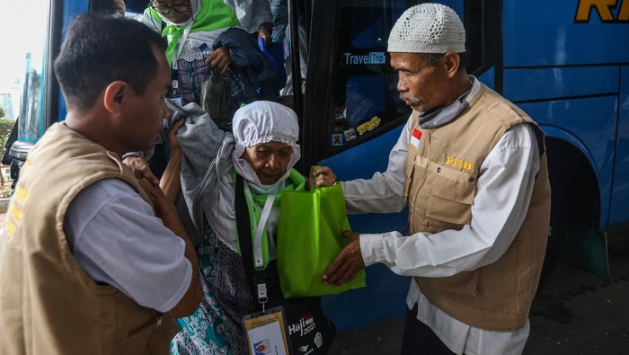 Petugas mengecek kesehatan jamaah calon haji lansia embarkasi Jakarta di Asrama Haji Pondok Gede, Jakarta, Selasa (23/5/2023). Sebanyak 393 jamaah calon haji yang terdiri atas 165 jamaah laki-laki, 220 jamaah perempuan dan 8 petugas ibadah haji tiba di Asrama Haji Pondok Gede untuk transit beristirahat sebelum diberangkatkan menuju Tanah Suci. ANTARA FOTO/Asprilla Dwi Adha/rwa.