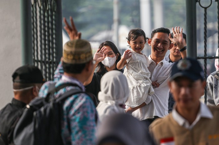 Petugas mengecek kesehatan jamaah calon haji lansia embarkasi Jakarta di Asrama Haji Pondok Gede, Jakarta, Selasa (23/5/2023). Sebanyak 393 jamaah calon haji yang terdiri atas 165 jamaah laki-laki, 220 jamaah perempuan dan 8 petugas ibadah haji tiba di Asrama Haji Pondok Gede untuk transit beristirahat sebelum diberangkatkan menuju Tanah Suci. ANTARA FOTO/Asprilla Dwi Adha/rwa.