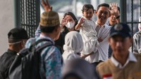Keluarga melambaikan tangan saat mengantar jamaah calon haji ke embarkasi Jakarta di Asrama Haji Pondok Gede, Jakarta, Selasa (23/5/2023).   
