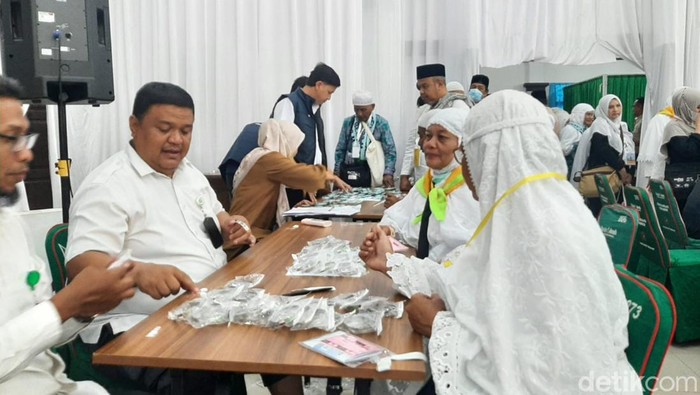 Calon Jemaah Haji (CJH) Kloter I tiba di Asrama Haji Embarkasi Aceh. (Foto: Agus Setyadi)