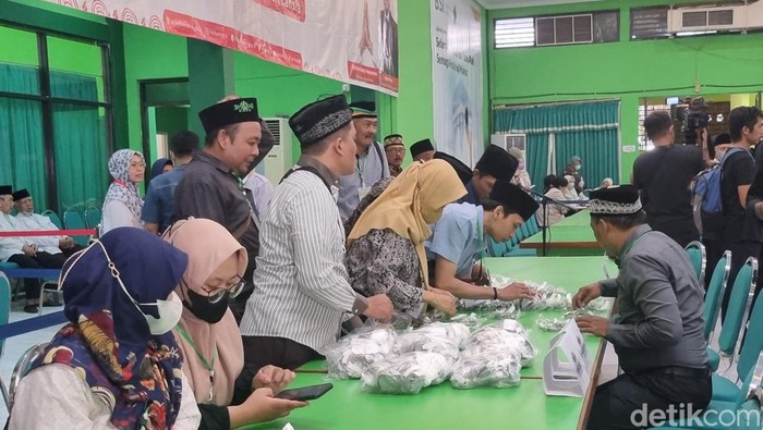 Calon Jemaah Haji di Asrama Haji Surabaya