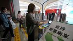 Canggih! Naik Kereta di Beijing Cukup Scan Telapak Tangan