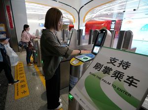 Canggih! Naik Kereta di Beijing Cukup Scan Telapak Tangan