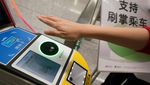 Canggih! Naik Kereta di Beijing Cukup Scan Telapak Tangan