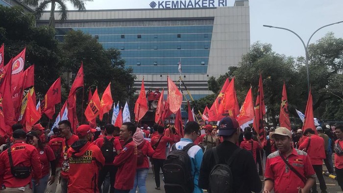 Demo buruh di Kemnaker RI, Jalan Gatot Subroto, Jakarta Selatan