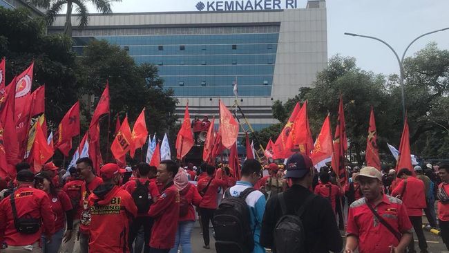 Demo Buruh di Kemnaker, Lalin Jalan Gatsu Arah Cawang Macet Siang Ini