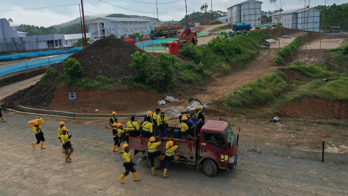 Pekerja konstruksi menunggu jemputan yang akan membawa ke lokasi proyek di Ibu Kota Nusantara, Penajam Paser Utara, Kalimantan Timur