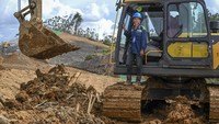 Operator Motor Grader asal Lampung Usman Aji menuturkan tak mudah untuk memuluskan akses jalan KIPP karena kendala hujan mengakibatkan kontur tanah licin. Terlebih dengan target enam bulan pengerjaan. Saya bakal gak pulang lebaran ini, tuturnya ketika ditanya akan berjumpa anak dan istri pada Hari Raya Idul Fitri tahun ini.  