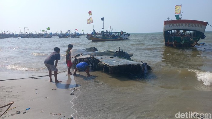 ditemukan bangkai pesawat tempur di paciran lamongan