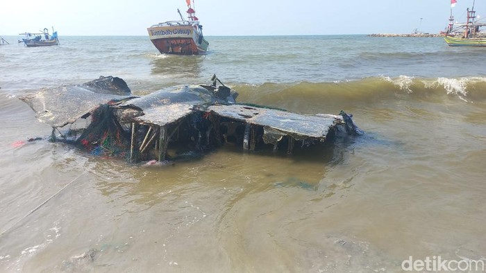 ditemukan bangkai pesawat tempur di paciran lamongan