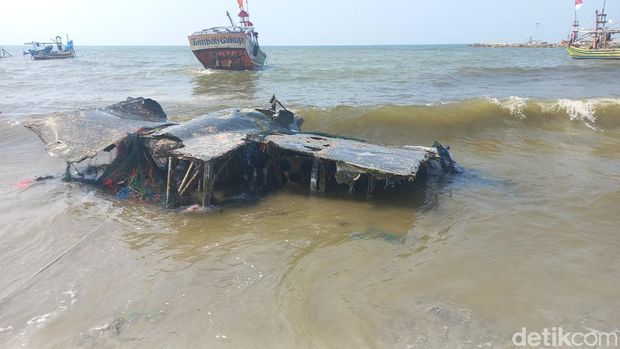 ditemukan bangkai pesawat tempur di paciran lamongan