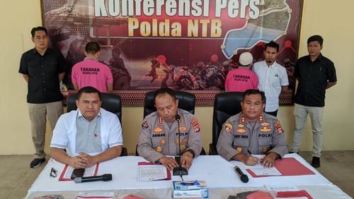 Dua pimpinan Ponpes di Lombok Timur yang cabuli puluhan santriwati dibekuk, Selasa (23/5/2023). Foto: Ahmad Viqi/detikBali.