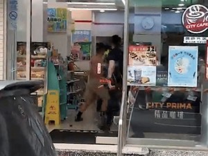 Pria Ini Ngamuk Seperti Hulk gegara Enggak Kebagian Ayam Goreng