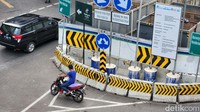 Pengendara melintas di samping proyek strategis nasional MRT fase 2 (Bundaran HI-Kota) di kawasan Glodok, Jakarta Barat, Selasa (23/5/2023).