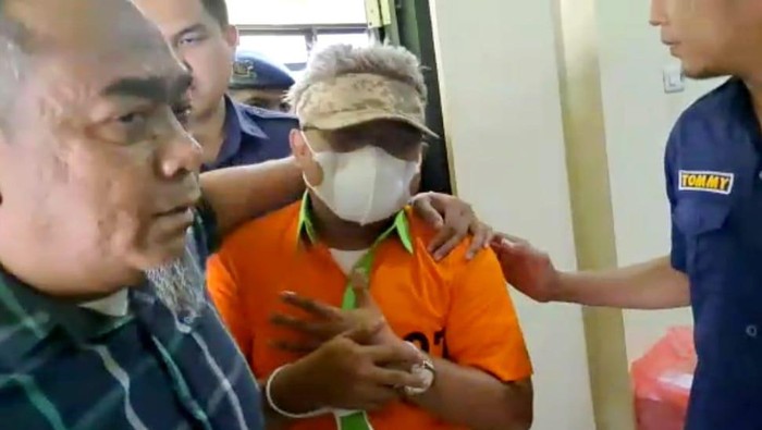 Eks Ketua DPRD Gorontalo Rahman Taha menangis saat digiring petugas narkoba. Dokumen Istimewa