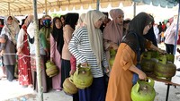 Warga antre membeli gas elpiji bersubsidi 3 kilogram saat Operasi Pasar Murah Keliling Masuk Desa di Banda Aceh, Aceh, Selasa (23/5/2023).