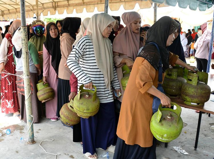 Emak-emak di Aceh Antre Bawa LPG 3 Kg, Ada Apa Nih?