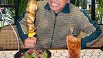 Keseruan Fadly Faisal Saat Ngopi di Kafe dan Beach Club