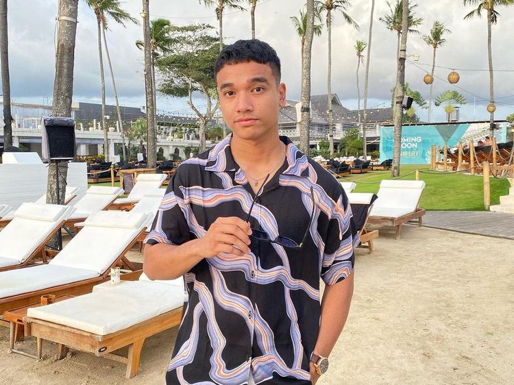 Keseruan Fadly Faisal Saat Ngopi di Kafe dan Beach Club
