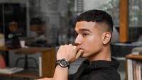 Tak hanya es kopi, ada juga momen Fadly Faisal saat memesan kopi panas. Kopi ini merupakan latte yang foamnya dibentuk unik. Foto: Instagram @fadlyfsl_