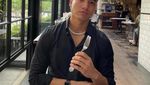 Keseruan Fadly Faisal Saat Ngopi di Kafe dan Beach Club