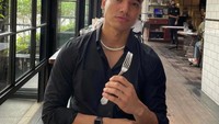 Di momen yang sama, Fadly Faisal tak hanya menikmati kopi saja. Saat itu, ia juga memesan menu kue red velvet yang tampak padat ini. Foto: Instagram @fadlyfsl_