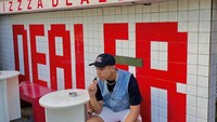 Sebagai anak muda, Fadly Faisal pun tak pernah ketinggalan mengunjungi tempat nongkrong seru. Momennya ini adalah saat mampir ke gerai pizza. Foto: Instagram @fadlyfsl_