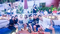 Nah, kalau yang satu ini adalah momen nongkrong Fadly Faisal dengan teman-temannya di kafe. Mereka memesan pizza dan beberapa minuman. Foto: Instagram @fadlyfsl_
