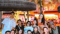 Momen ini adalah ketika Fadly Faisal dan teman-teman lainya diajak berlibur ke Bali oleh Raffi Ahmad. Mereka nongkrong seru di beach club di Bali. Foto: Instagram @fadlyfsl_