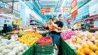 Sebagai kekasih, Fadly Faisal sering menghabiskan waktu bersama Rebecca Klopper. Begini momennya saat berbelanja buah-buahan di supermarket. Foto: Instagram @fadlyfsl_