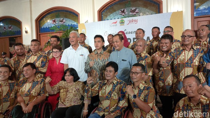 Wali Kota Solo Gibran Rakabuming Raka mendampingi Gubernur Jawa Tengah Ganjar Pranowo di Kusuma Sahid Prince Hotel, Selasa (23/5) malam.
