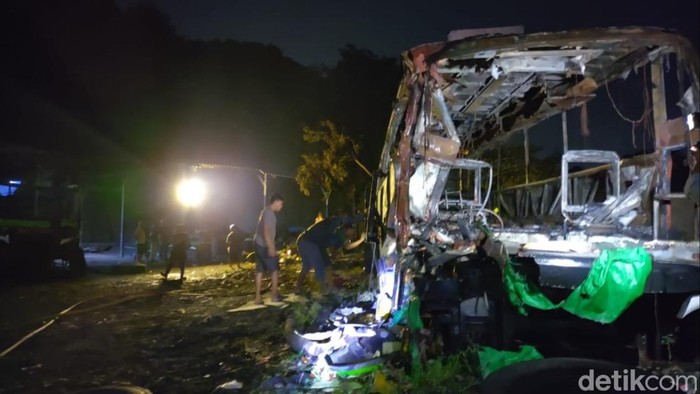 Satu unit bus yang terbakar di garasi bus Maju Lancar, Kapanewon Banguntapan, Kabupaten Bantul.