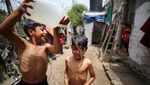Gelombang Panas Melanda, Anak-anak di Gaza Sampai Mandi di Depan Rumah