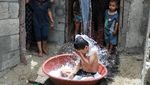 Gelombang Panas Melanda, Anak-anak di Gaza Sampai Mandi di Depan Rumah