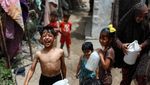 Gelombang Panas Melanda, Anak-anak di Gaza Sampai Mandi di Depan Rumah