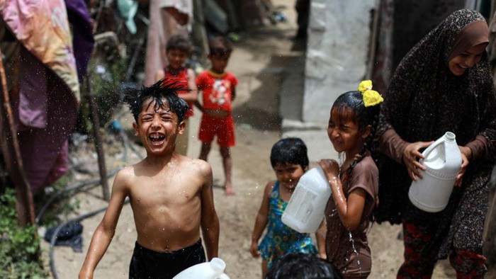 Gelombang Panas Melanda, Anak-anak di Gaza Sampai Mandi di Depan Rumah Gelombang panas tengah melanda Palestina, terutama di Kota Gaza. Warga yang terdiri anak-anak di daerah kumuh di Gaza mengguyur tubuhnya dan mandi di depan rumah.