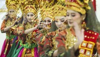 Kedatangannya juga disambut dengan tarian khas nusantara.