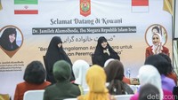 Jamileh juga turut membawa anaknya yang mendampingi diskusi dengan Kowani membahas tentang pendidikan hingga perlindungan terhadap perempuan.