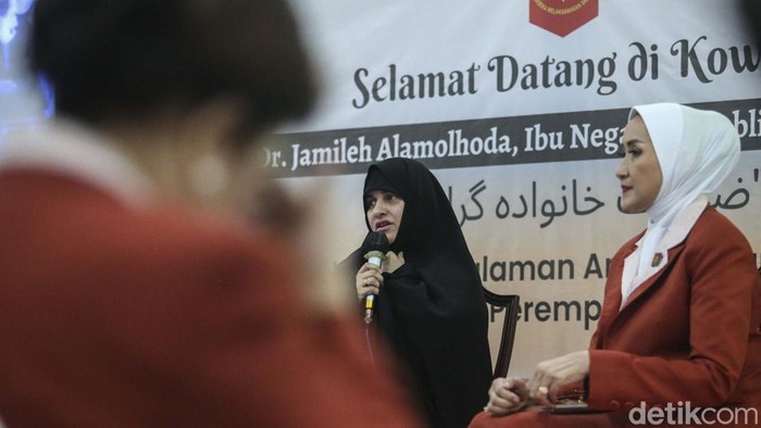 Ibu Negara Iran-Kowani Bahas Pendidikan dan Perlindungan Perempuan Istri Presiden Iran Jamileh Alamolhuda berkunjung ke kantor Kongres Wanita Indonesia (Kowani), Jakarta. Pertemuan itu membahas pendidikan dan perlindungan perempuan.