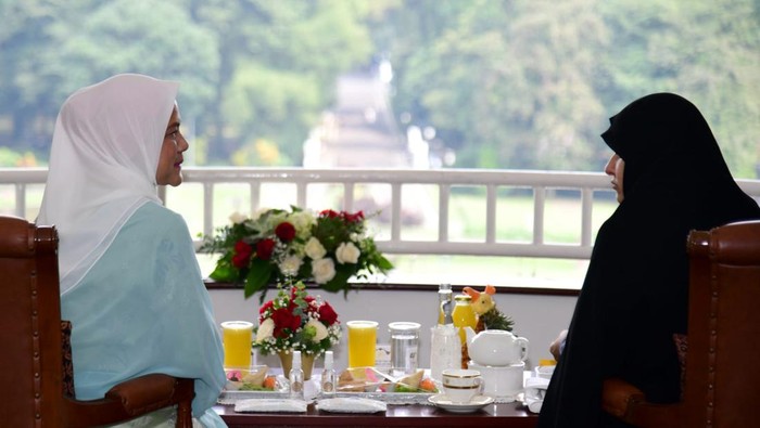 Ibu Negara Iriana Joko Widodo menerima kedatangan Ibu Negara Republik Islam Iran, Madam Jamileh Alamolhoda, di Kebun Raya Bogor, Bogor (Foto: Lukas - Biro Pers Sekretariat Presiden)