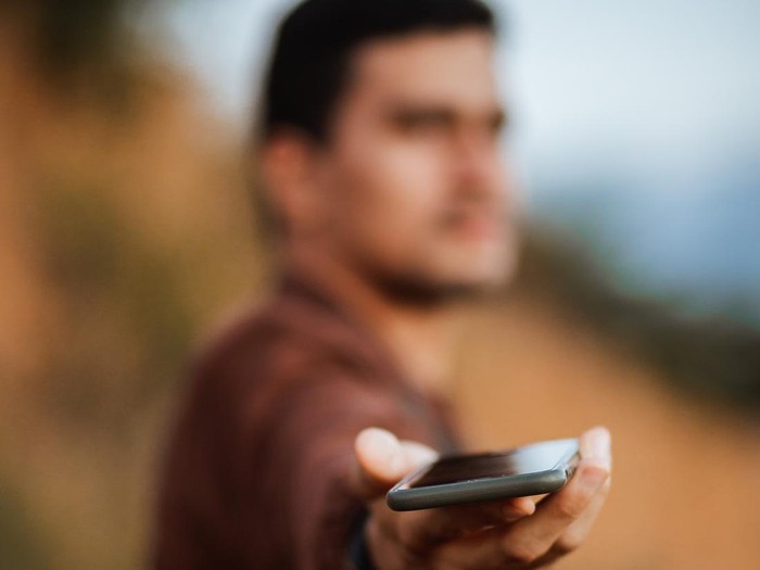 Ilustrasi mencari lowongan kerja melalui handphone.