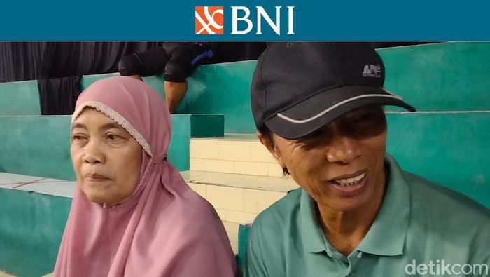 Imam Wahyudi dan Naima saat menantikan Azhara bertanding bulutangkis di Gor Soedirman Surabaya