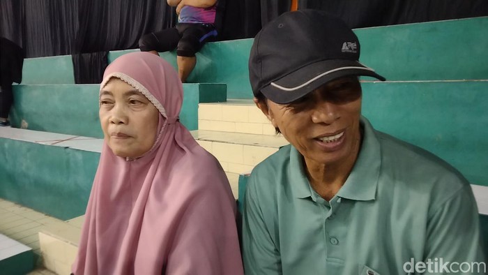Imam Wahyudi dan Naima saat menantikan Azhara bertanding bulutangkis di Gor Soedirman Surabaya