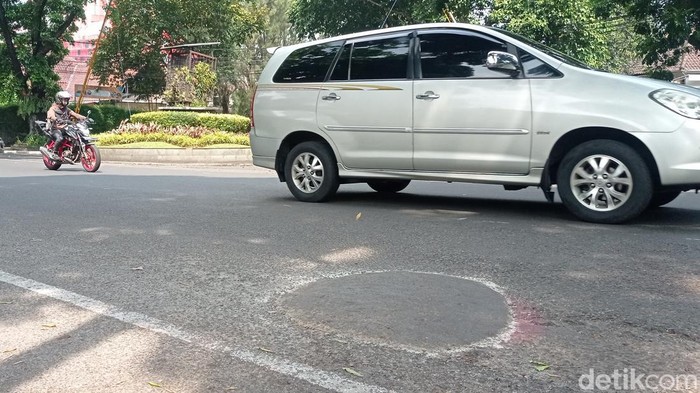 Jalan berlubang yang sudah ditambal.