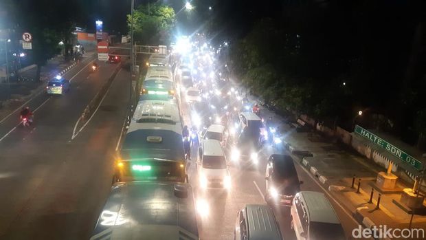 Jalan Buncit Raya arah Ragunan, Jakarta Selatan (Jaksel), ditutup. Kondisi ini membuat lalu lintas (lalin) macet. (Danu Damarjati/detikcom)