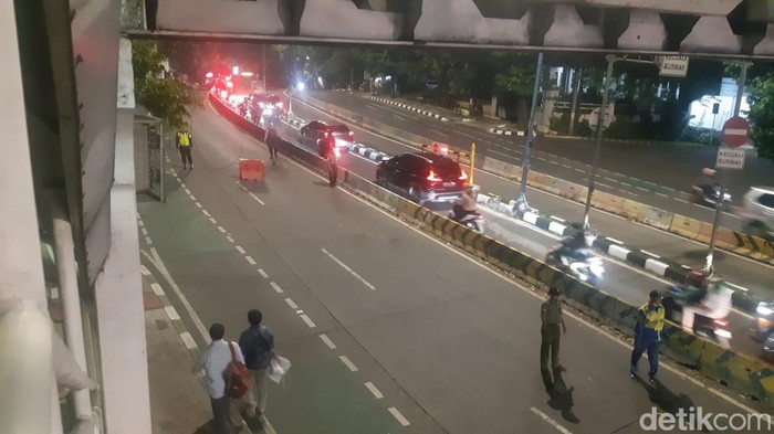 Jalan Buncit Raya arah Ragunan, Jakarta Selatan (Jaksel), ditutup. Kondisi ini membuat lalu lintas (lalin) macet. (Danu Damarjati/detikcom)
