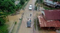 Banjir mengakibatkan ratusan rumah dan beberapa ruas jalan di kota itu terendam air hingga ketinggian setengah meter. 